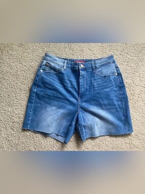 NWOT- Women’s GUESS 30 classic cutoff five pocket blue jeans